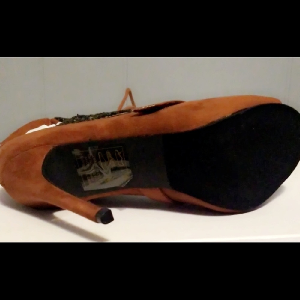 Heels - Picture 3 of 3